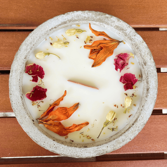 Limitierte Einzelstücke: Outdoor Citronella-Betonkerze „Mugge Schreck“ – Handgemachter Insektenschutz aus dem Südschwarzwald mit Blütenverzierung - Besontique Home