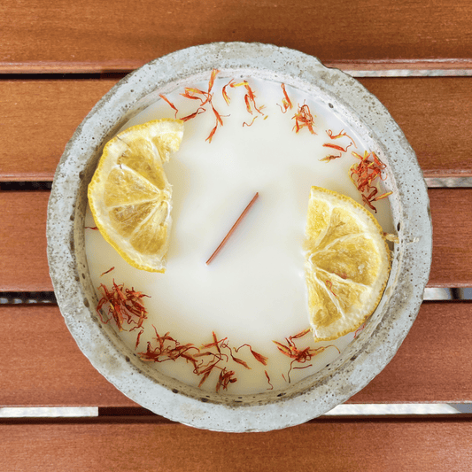 Limitierte Einzelstücke: Outdoor Citronella-Betonkerze „Mugge Schreck“ – Handgemachter Insektenschutz aus dem Südschwarzwald mit Blütenverzierung - Besontique Home