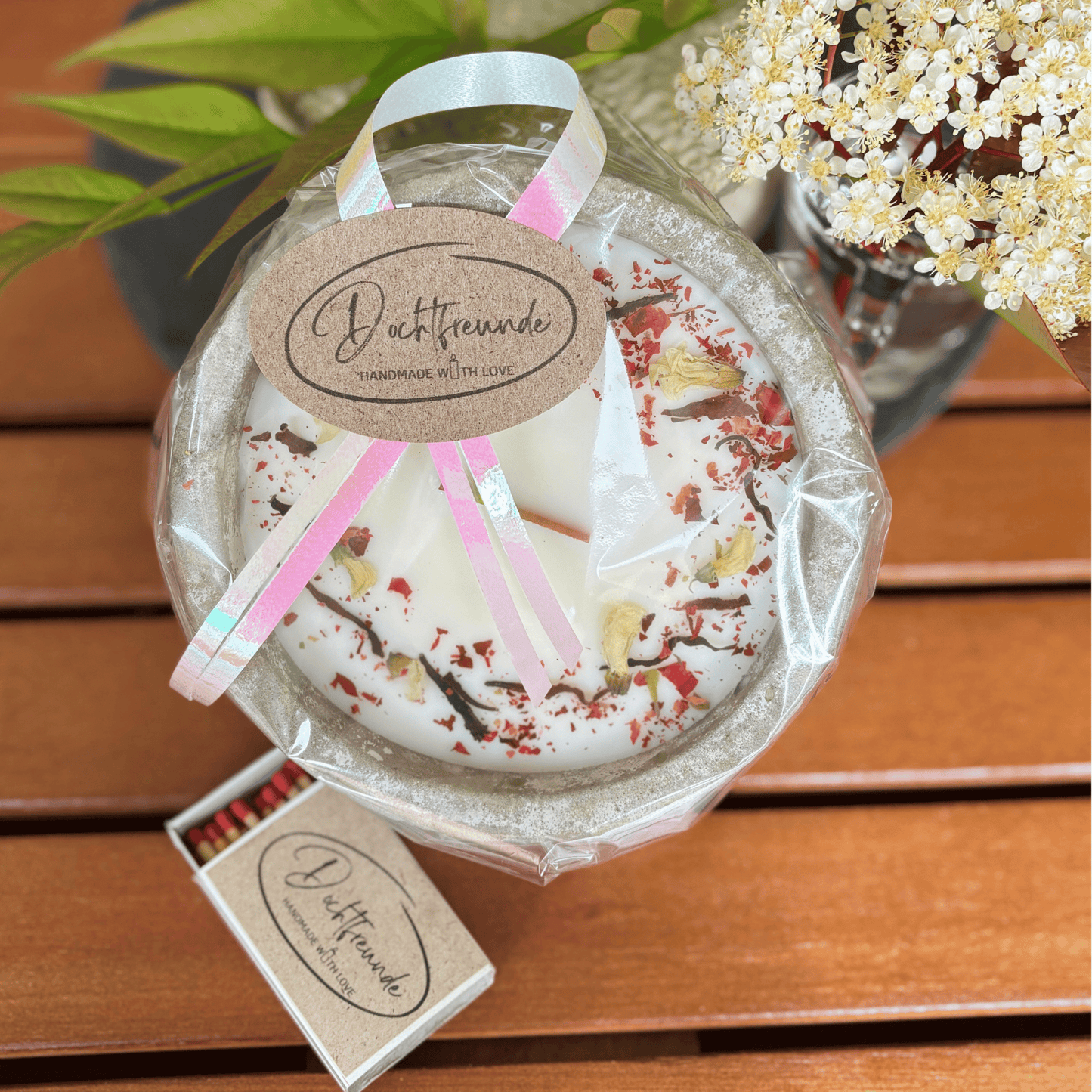 Handgefertigte Betonkerze Betongrau „Herbstglühen“ für Herbst und Winter - Stilvolle Sojawachskerze für Ihr Zuhause. Mit Blütenverzierung und HOCHWERTIGEM Baumwolldocht aus dem Südschwarzwald - Besontique Home