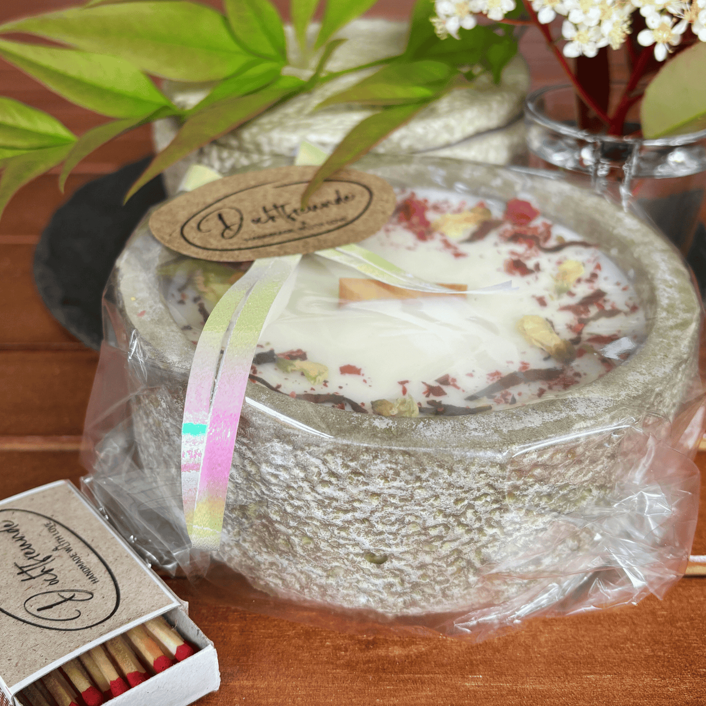 Zwei Docht Betonkerze Betongrau „Grey Orange“ für Herbst und Winter - Stilvolle Aroma Sojawachskerze für Ihr Zuhause. Mit Blütenverzierung und HOCHWERTIGEM Baumwolldocht aus dem Südschwarzwald - Besontique Home