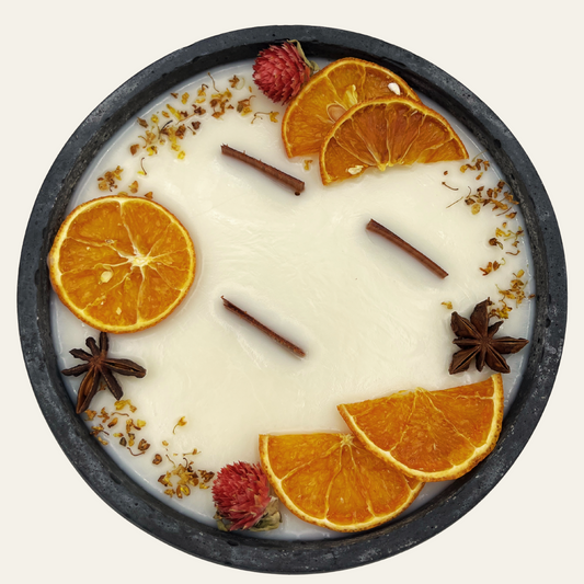 Handbesetze XXL Outdoor Citronella-Betonkerze Black Edition „Big Black - Mugge Schreck“ – Mit drei Holdochten - Handgemachter Insektenschutz aus dem Südschwarzwald mit Blütenverzierung - Besontique Home