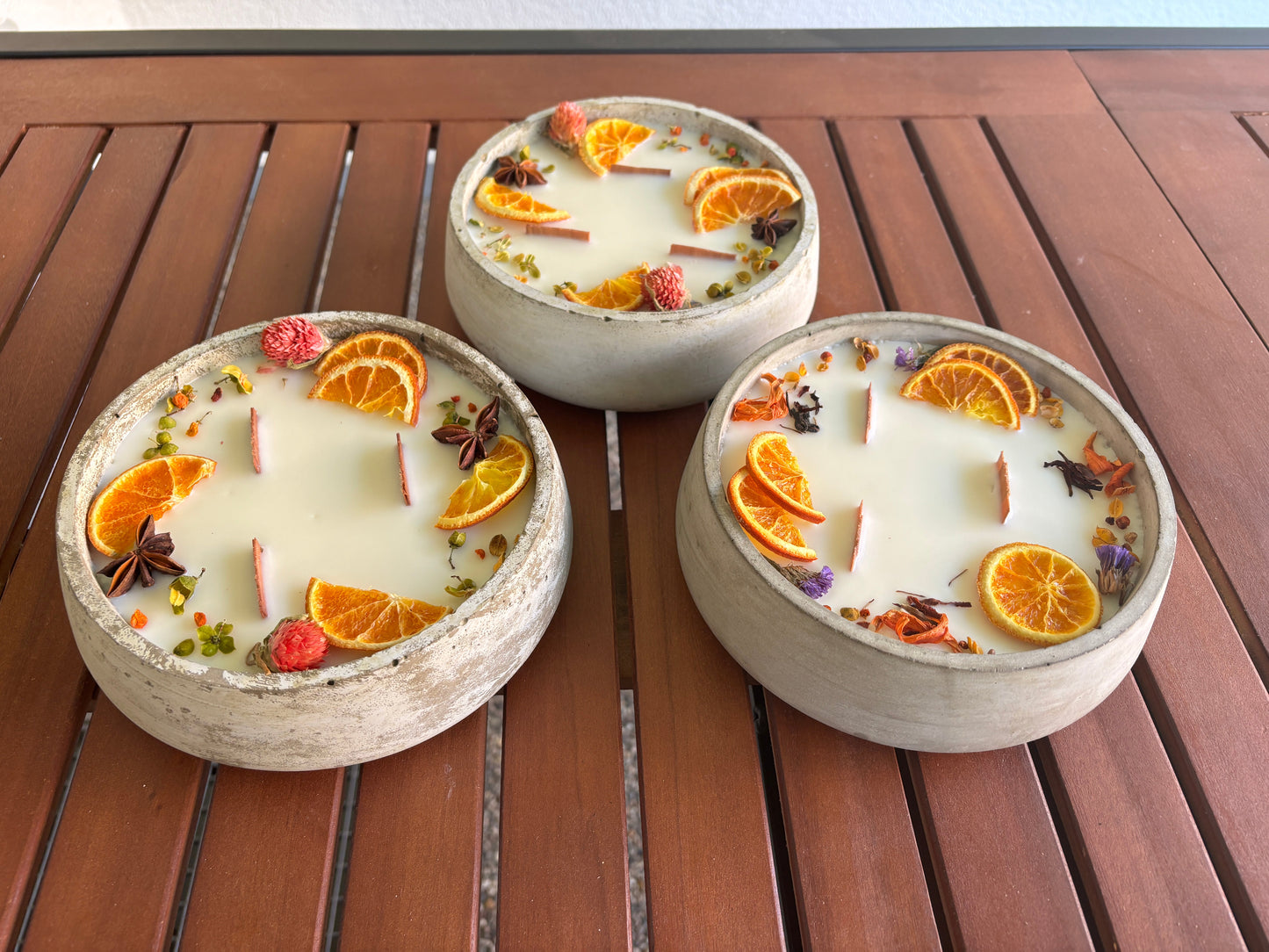 Handbesetze XXL Outdoor Citronella-Betonkerze „Big Grey - Mugge Schreck“ – Mit drei Holdochten - Handgemachter Insektenschutz aus dem Südschwarzwald mit Blütenverzierung - Besontique Home