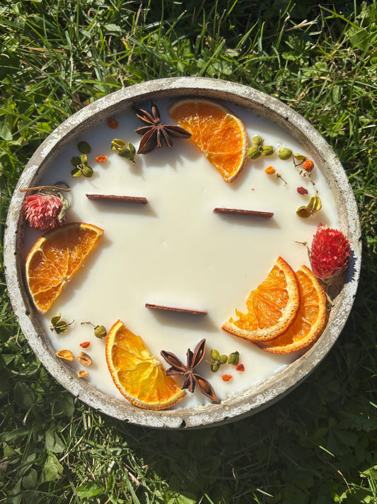 Große Outdoor Citronella-Betonkerze „Big Grey - Mugge Schreck“ – Mit drei Holdochten - Handgemachter Insektenschutz aus dem Südschwarzwald mit Blütenverzierung - Besontique Home