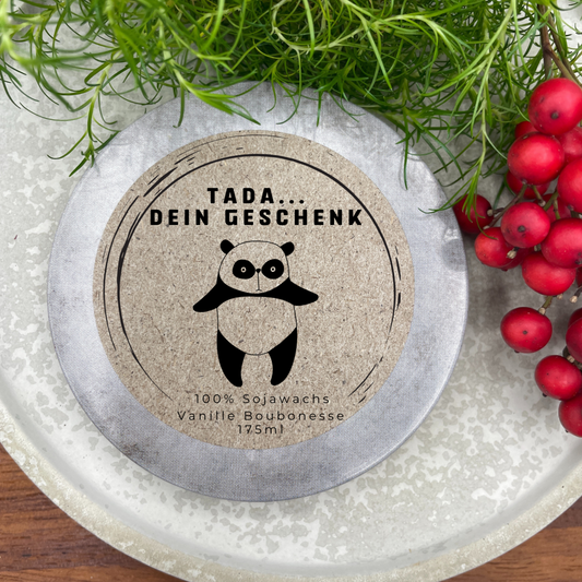 Tada dein Geschenk - LUSTIGER Panda personalisierbare PREMIUM Duftkerze mit verschiedenen Dekoren - handgemacht aus dem Südschwarzwald - Besontique Home