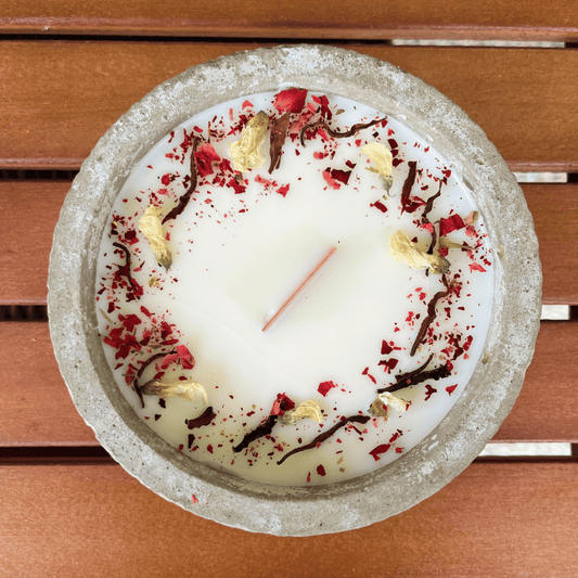 Limitierte Einzelstücke: Outdoor Citronella-Betonkerze „Mugge Schreck“ – Handgemachter Insektenschutz aus dem Südschwarzwald mit Blütenverzierung - Besontique Home