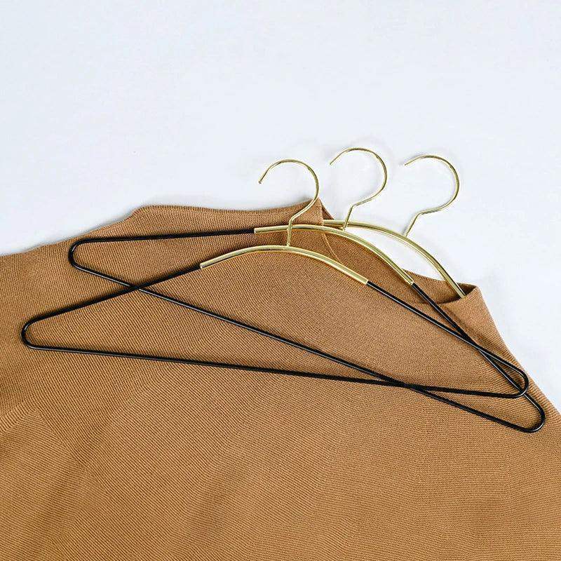 5-pcs-black-gold-metal-clothes-coat-hanger-modern-minimal-style-wardrobe-organizer-storage-rack-besontique-home-71492 - Besontique Home
