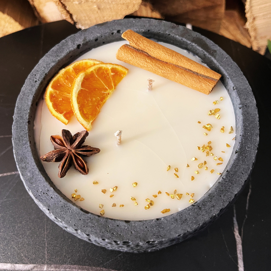 Betonkerze "Black Cinnamon" Stilvolle Sojawachskerze für Ihr Zuhause. Aromatherapie Kerze mit Blütenverzierung und HOCHWERTIGEM Baumwolldocht aus dem Südschwarzwald - Besontique Home