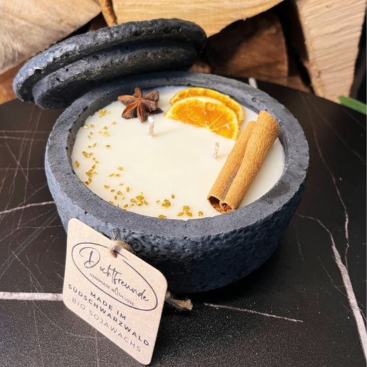 Handgemachtes Betonkerzen-Set 3x Schwarz "Black Cinnamon" - Stilvolle Sojawachskerze für Ihr Zuhause. Aromatherapie Kerze mit Blütenverzierung und HOCHWERTIGEM Baumwolldocht aus dem Südschwarzwald - Besontique Home