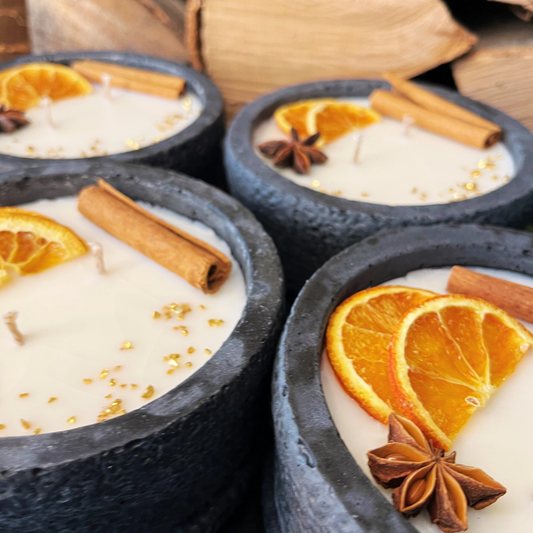 Handgemachtes Betonkerzen-Set 4x Schwarz "Black Cinnamon" - Stilvolle Sojawachskerze für Ihr Zuhause. Aromatherapie Kerze mit Blütenverzierung und HOCHWERTIGEM Baumwolldocht aus dem Südschwarzwald - Besontique Home