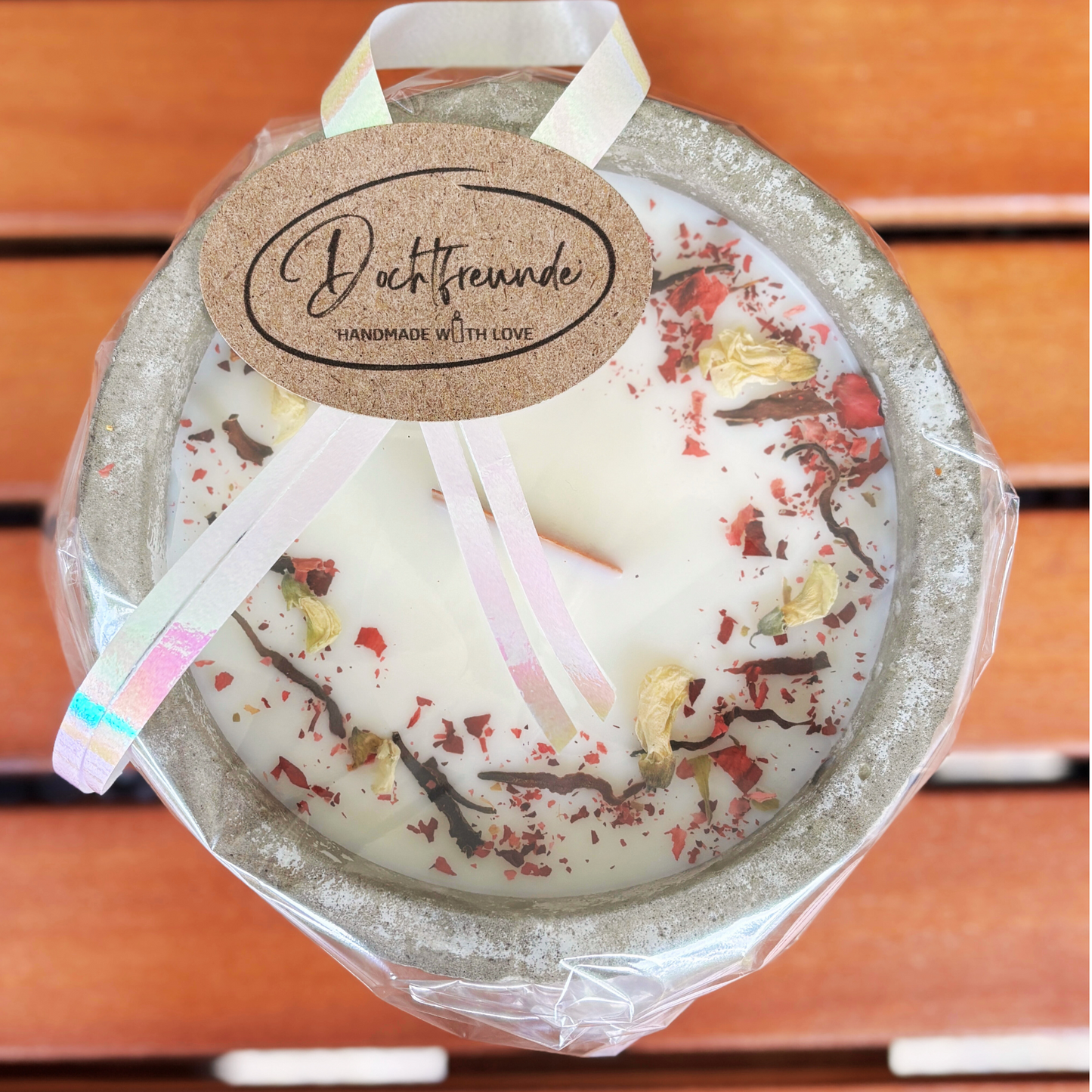 Betonkerze "Grey Cinnamon" Stilvolle Sojawachskerze für Ihr Zuhause. Aromatherapie Kerze mit Blütenverzierung und HOCHWERTIGEM Baumwolldocht aus dem Südschwarzwald - Besontique Home