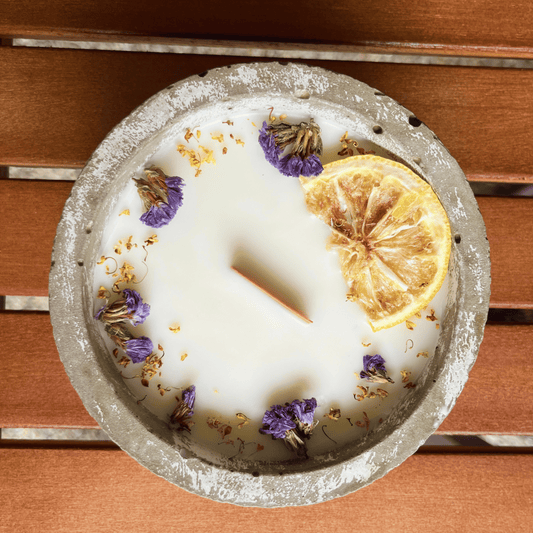 Limitierte Einzelstücke: Outdoor Citronella-Betonkerze „Mugge Schreck“ – Handgemachter Insektenschutz aus dem Südschwarzwald mit Blütenverzierung - Besontique Home