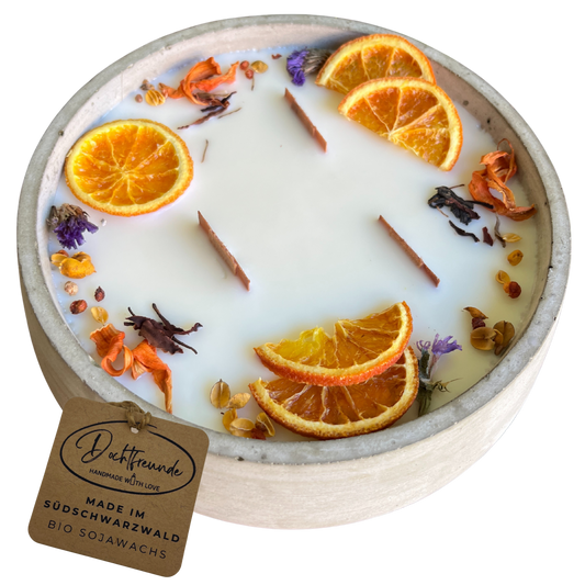 Handbesetze XXL Outdoor Citronella-Betonkerze „Big Grey - Mugge Schreck“ – Mit drei Holdochten - Handgemachter Insektenschutz aus dem Südschwarzwald mit Blütenverzierung - Besontique Home