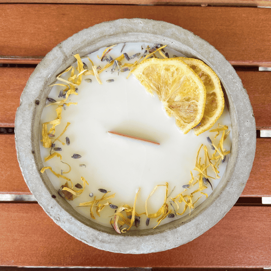 Limitierte Einzelstücke: Outdoor Citronella-Betonkerze „Mugge Schreck“ – Handgemachter Insektenschutz aus dem Südschwarzwald mit Blütenverzierung - Besontique Home