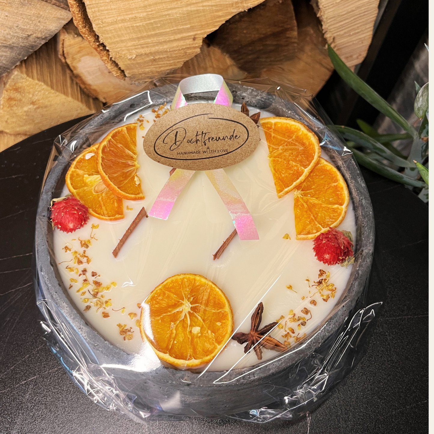 Handbesetze XXL Outdoor Citronella-Betonkerze Black Edition „Big Black - Mugge Schreck“ – Mit drei Holdochten - Handgemachter Insektenschutz aus dem Südschwarzwald mit Blütenverzierung - Besontique Home