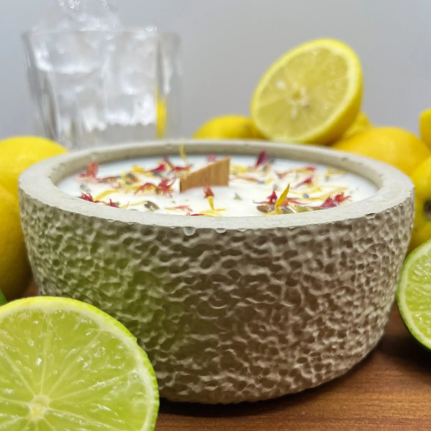Outdoor Citronella-Betonkerze „Mugge Schreck“ – Handgemachter Insektenschutz aus dem Südschwarzwald mit Blütenverzierung