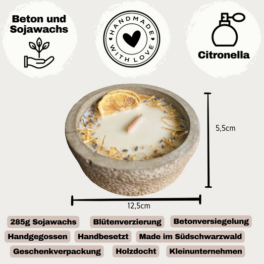 Citronella Sommerkerze im Betongefäß – Stilvolle Sojawachskerze Betonfeuer mit Blütenverzierung & hochwertigem Holzdocht handgemacht aus dem Südschwarzwald für Outdoor & Zuhause - Besontique Home
