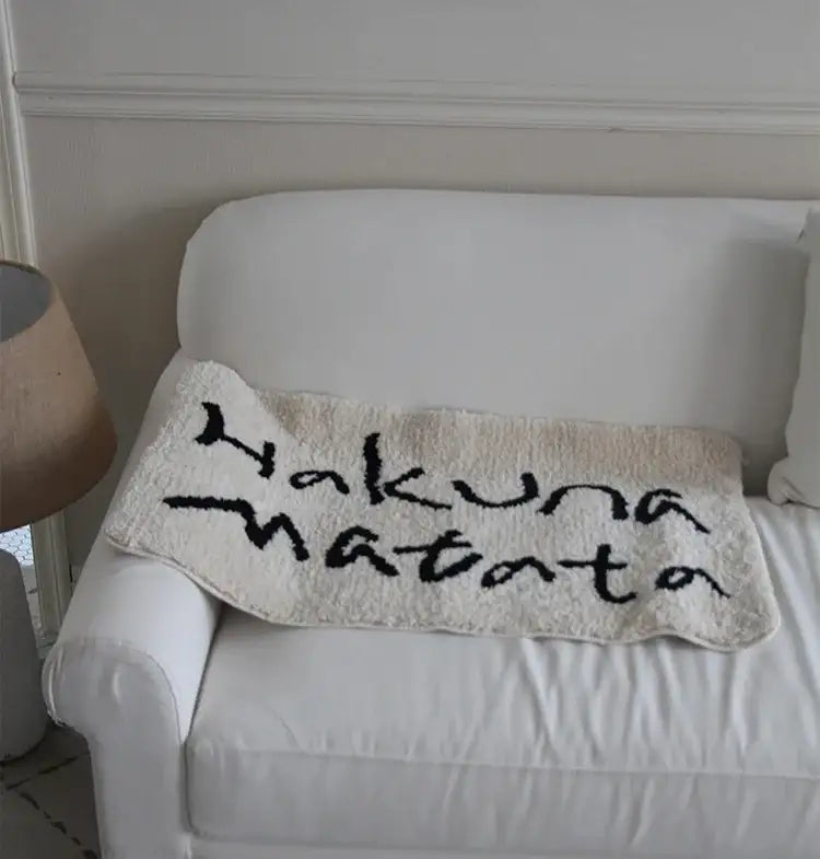 minimal-hakuna-matata-letter-tufting-floor-mat-modern-soft-decorative-anti-slip-aesthetic-rug-besontique-home-70743 - Besontique Home