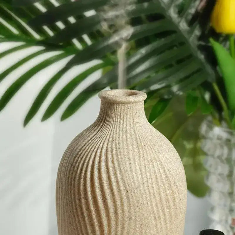 polyresin-vase-shape-essential-oil-humidifier-modern-boho-ultrasonic-usb-charging-aroma-diffuser-besontique-home-92446 - Besontique Home