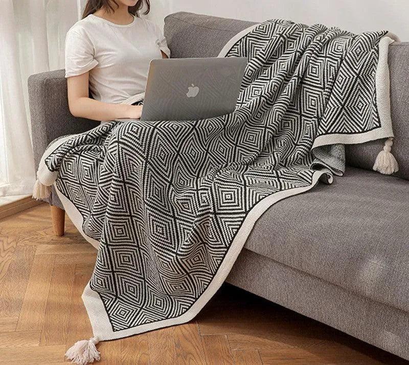 Nordic Black White Geometric Sofa Blanket with Tassels │ Modern Bohemian Decorative Bed Spread - Besontique Home