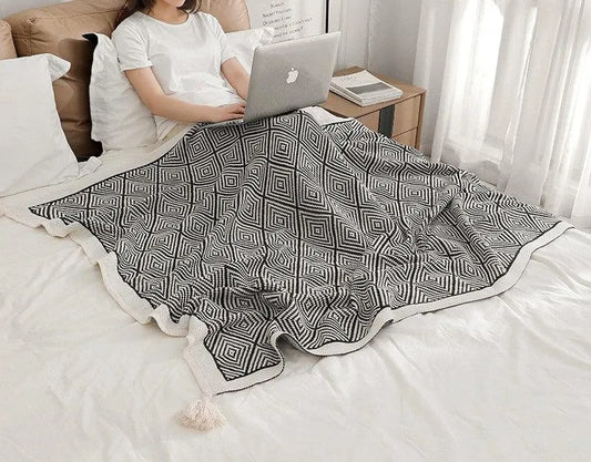 Nordic Black White Geometric Sofa Blanket with Tassels │ Modern Bohemian Decorative Bed Spread - Besontique Home