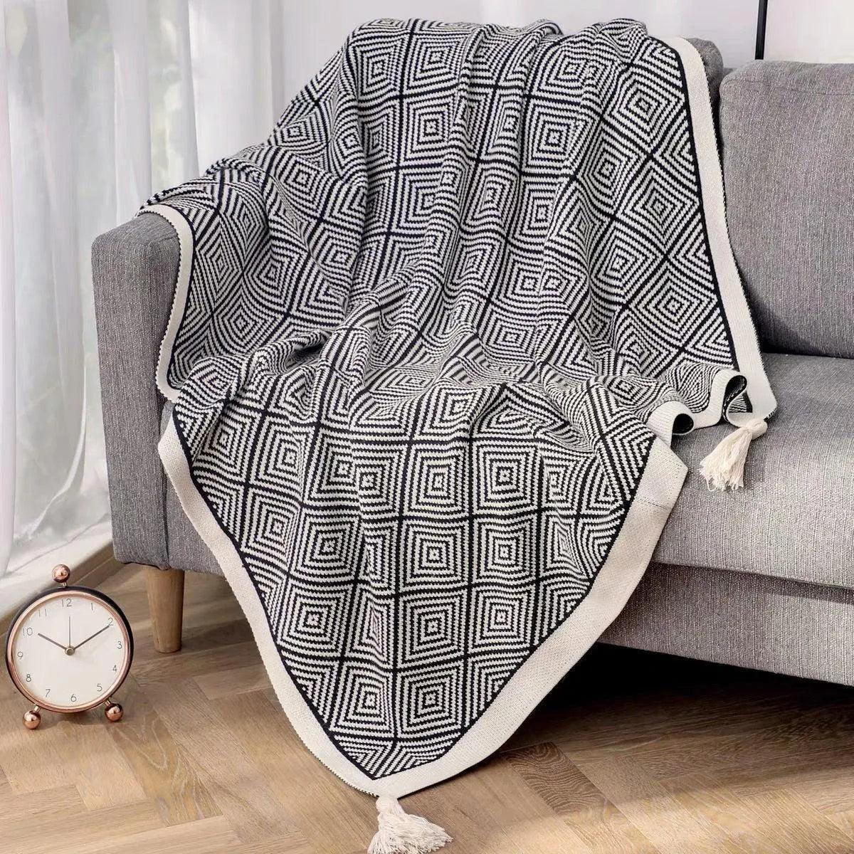 Nordic Black White Geometric Sofa Blanket with Tassels │ Modern Bohemian Decorative Bed Spread - Besontique Home
