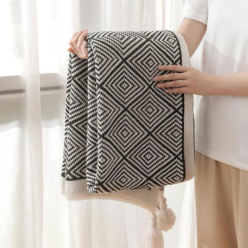 Nordic Black White Geometric Sofa Blanket with Tassels │ Modern Bohemian Decorative Bed Spread - Besontique Home