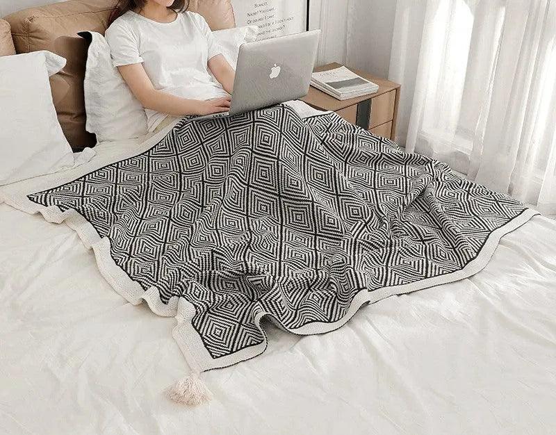 Nordic Black White Geometric Sofa Blanket with Tassels │ Modern Bohemian Decorative Bed Spread - Besontique Home