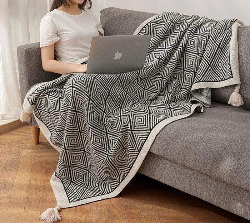 Nordic Black White Geometric Sofa Blanket with Tassels │ Modern Bohemian Decorative Bed Spread - Besontique Home