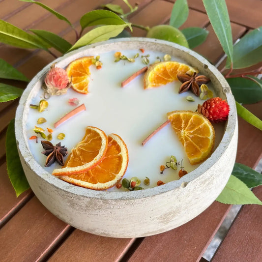 Große Outdoor Citronella-Betonkerze „Big Grey - Mugge Schreck“ – Mit drei Holdochten - Handgemachter Insektenschutz aus dem Südschwarzwald mit Blütenverzierung
