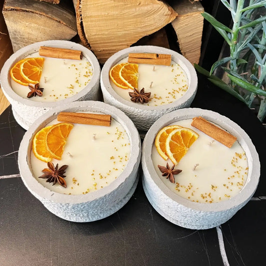 Betonkerzen-Set 4x Betongrau "Grey Cinnamon" - Aromaduftkerze - Stilvolle Sojawachskerze für Ihr Zuhause. Aromatherapie Kerze mit Blütenverzierung und HOCHWERTIGEM Baumwolldocht aus dem Südschwarzwald