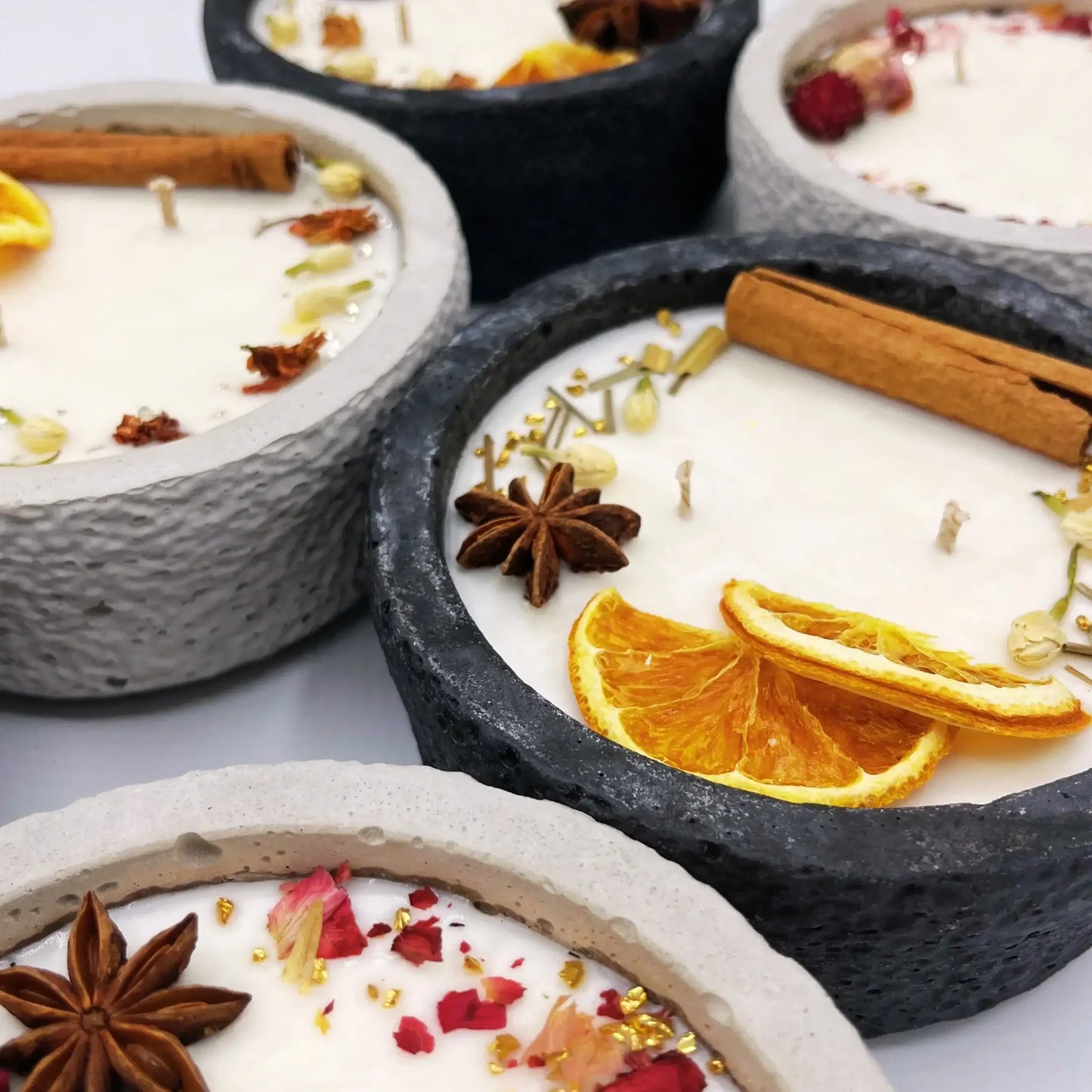 Handgemachte Betonkerze „Black Roses“ Aromakerze- Stilvolle Sojawachskerze für Ihr Zuhause. Mit Blütenverzierung und HOCHWERTIGEM Baumwolldocht aus dem Südschwarzwald