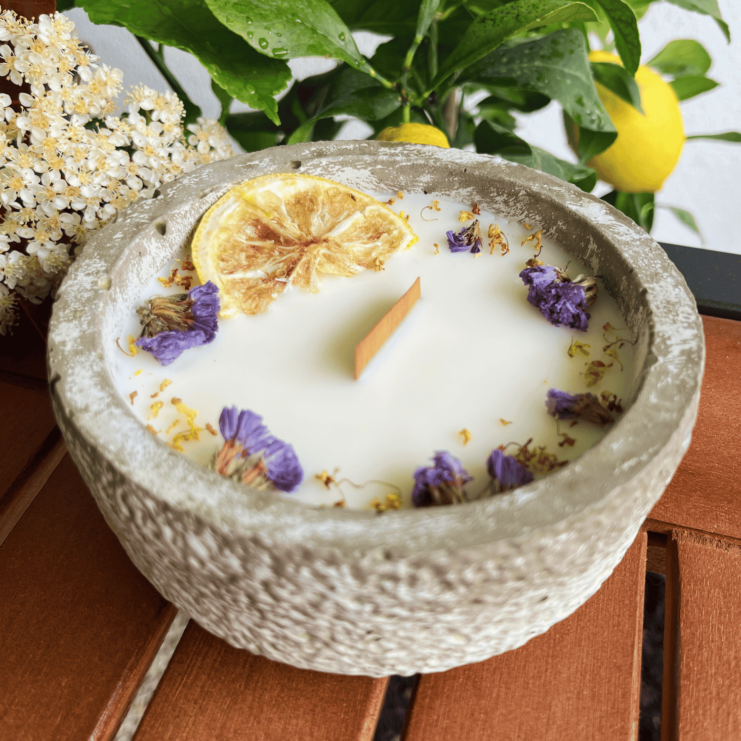 Limitierte Einzelstücke: Outdoor Citronella-Betonkerze „Mugge Schreck“ – Handgemachter Insektenschutz aus dem Südschwarzwald mit Blütenverzierung - Besontique Home