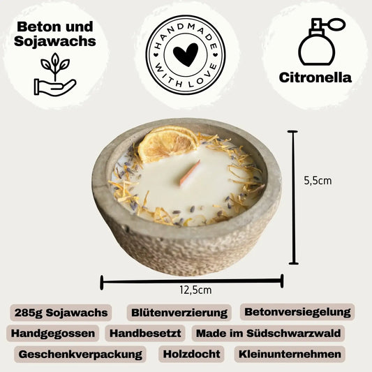 Citronella Sommerkerze im Betongefäß – Stilvolle Sojawachskerze Betonfeuer mit Blütenverzierung & hochwertigem Holzdocht handgemacht aus dem Südschwarzwald für Outdoor & Zuhause