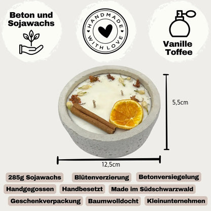 Zwei Docht Betonkerze Betongrau „Grey Orange“ für Herbst und Winter - Stilvolle Aroma Sojawachskerze für Ihr Zuhause. Mit Blütenverzierung und HOCHWERTIGEM Baumwolldocht aus dem Südschwarzwald