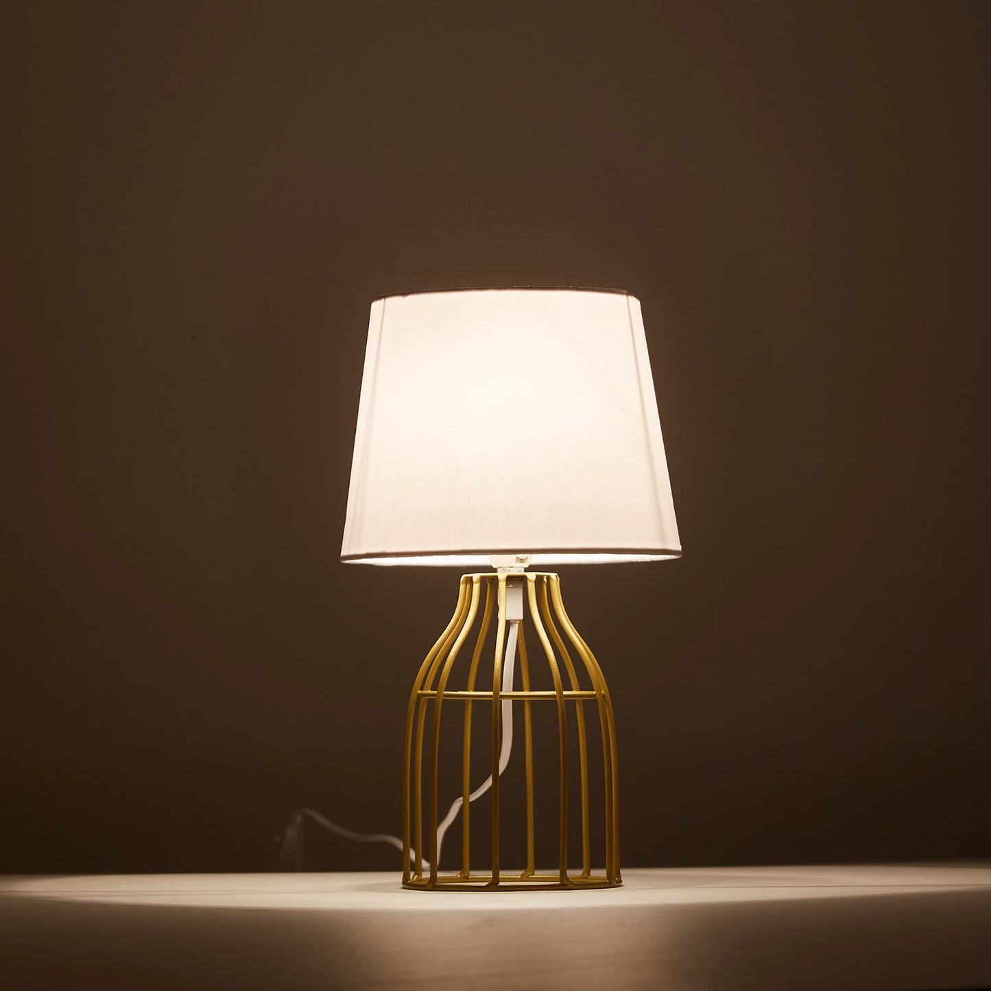 Moderne Tischlampe mit geometrischer Metallbasis und Stoffschirm 1 │ Schreibtischlampe für Schlafzimmer und Wohnzimmer