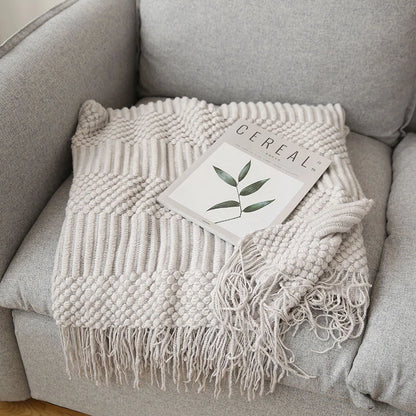 Einfache nordische Überwurfdecke mit Quaste │ Tagesdecke aus gewebten Decken in neutraler Farbe