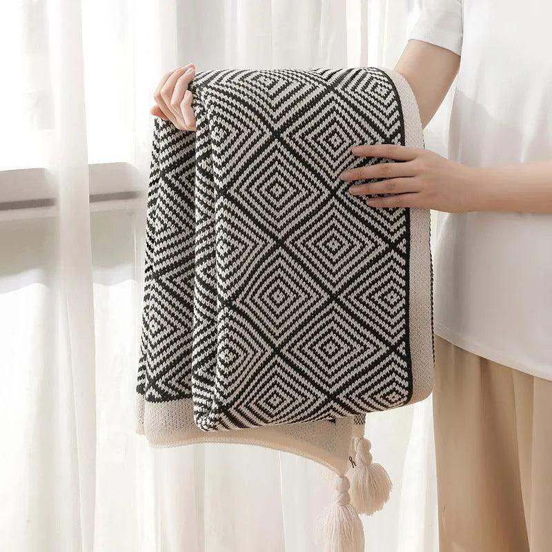Nordic Black White Geometric Sofa Blanket with Tassels │ Modern Bohemian Decorative Bed Spread - Besontique Home