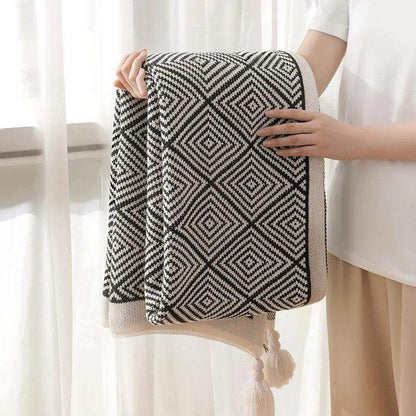 Nordic Black White Geometric Sofa Blanket with Tassels │ Modern Bohemian Decorative Bed Spread - Besontique Home