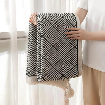 Nordic Black White Geometric Sofa Blanket with Tassels │ Modern Bohemian Decorative Bed Spread - Besontique Home