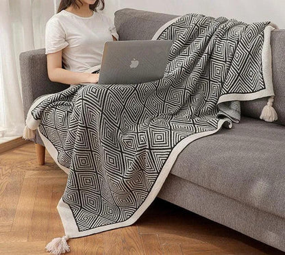 Nordic Black White Geometric Sofa Blanket with Tassels │ Modern Bohemian Decorative Bed Spread - Besontique Home