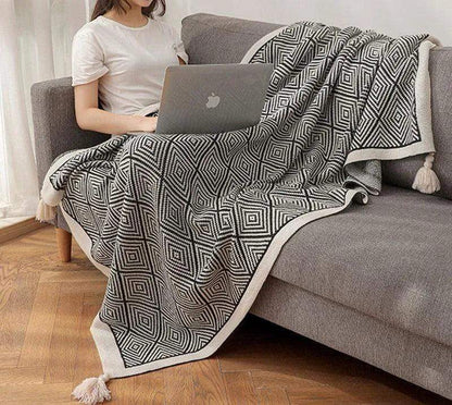Nordic Black White Geometric Sofa Blanket with Tassels │ Modern Bohemian Decorative Bed Spread - Besontique Home